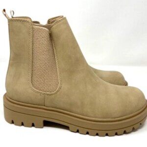 Soda Pilot Lug Sole Chelsea Elastic Gore Women's Ankle Bootie Beige Size 6